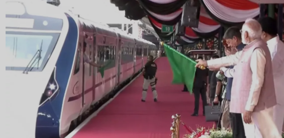 पीएम मोदी ने एक ही दिन में दूसरी वंदे भारत ट्रेन को दिखाई हरी झंडी 1