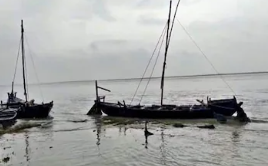 यूपी में गंगा नदी में बड़ा हादसा, 30 सवारों से भरी नाव पलटी, 4 महिलाओं की मौत 12