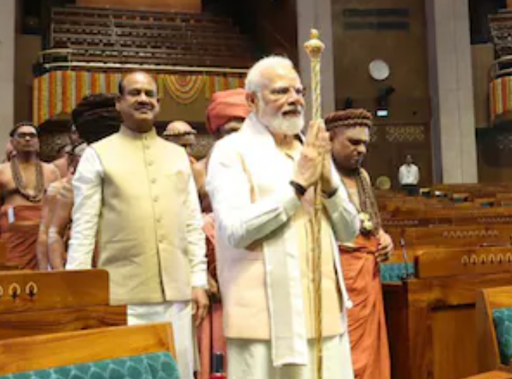 भाषण खत्म करते ही संसद में मौजूद नेताओं से मिले PM मोदी, गुफ्तगू करते आए नजर 1