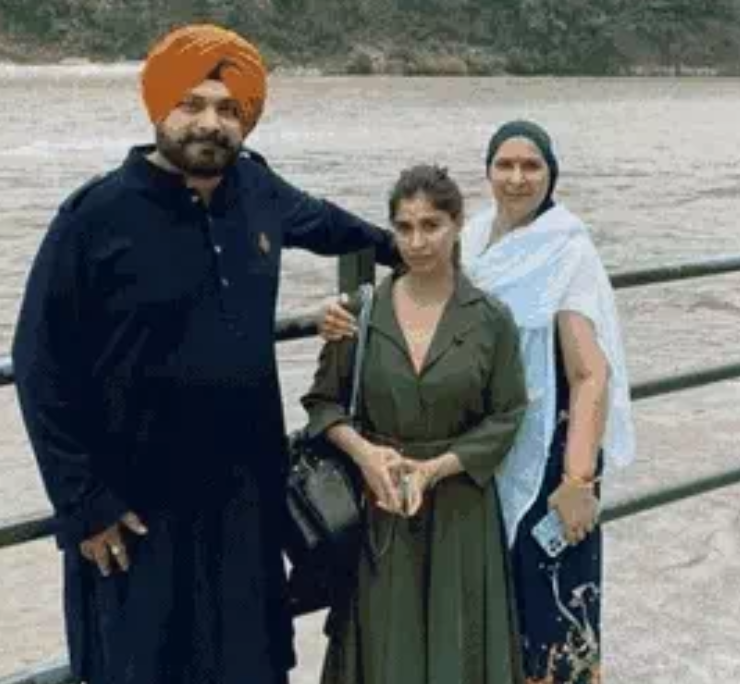 नवजोत सिद्धू परिवार सहित पहुंचे ऋषिकेश:गंगा-दशहरा पर किया गंगा स्नान 1