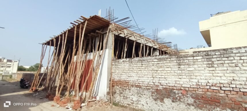 गुलाब देवी रोड नहर के पास ई रिक्शा डीलर बना रहा अवैध बिल्डिंग सरकार को लगा रहा लाखों का चुना 1