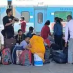 Punjab : शंभू बॉर्डर के पास ट्रैक पर बैठे किसान, 11 ट्रेनें रद्द, 19 ट्रेनों का रूट गया बदला 6