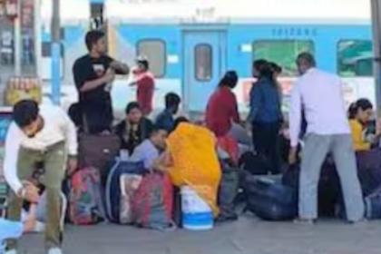 Punjab : शंभू बॉर्डर के पास ट्रैक पर बैठे किसान, 11 ट्रेनें रद्द, 19 ट्रेनों का रूट गया बदला 10