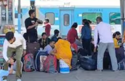 Punjab : शंभू बॉर्डर के पास ट्रैक पर बैठे किसान, 11 ट्रेनें रद्द, 19 ट्रेनों का रूट गया बदला 11