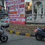 शहीद भगत सिंह की प्रतिमा के आगे प्रोपेट बरजिंदर सिंह मिनिस्ट्री ने लगाया बोर्ड, लोगों में रोष