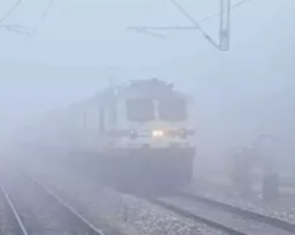 कोहरे से लेट 11 ट्रेनों की लिस्ट जारी
