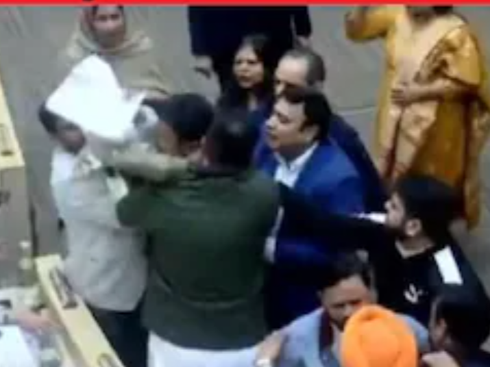 हंगामा : कांग्रेस और बीजेपी के पार्षदों ने एक दूसरे को मारे थप्पड़ हंगामा : कांग्रेस और बीजेपी के पार्षदों ने एक दूसरे को मारे थप्पड़