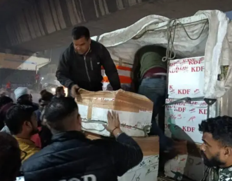 Jalandhar : गौ मांस से भरे ट्रक को हिंदू संगठनों ने पकड़ा Jalandhar : गौ मांस से भरे ट्रक को हिंदू संगठनों ने पकड़ा