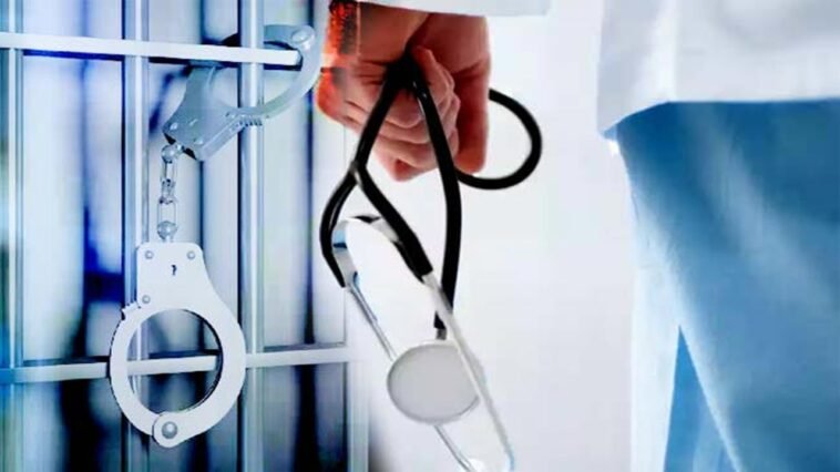 Fake Doctor Arrested: नकली डॉक्टरों का पर्दाफाश, जानें कैसे हो रहे हैं बड़े खुलासे! Fake Doctor Arrested: नकली डॉक्टरों का पर्दाफाश, जानें कैसे हो रहे हैं बड़े खुलासे!
