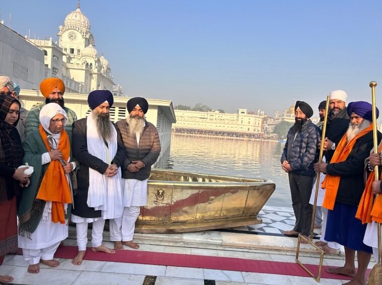 गोल्डन टेंपल को भेंट की सुनहरी नाव गोल्डन टेंपल को भेंट की सुनहरी नाव