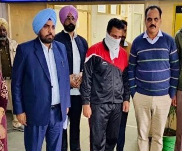 कांस्टेबल रिश्वत लेता रंगे हाथों गिरफ्तार