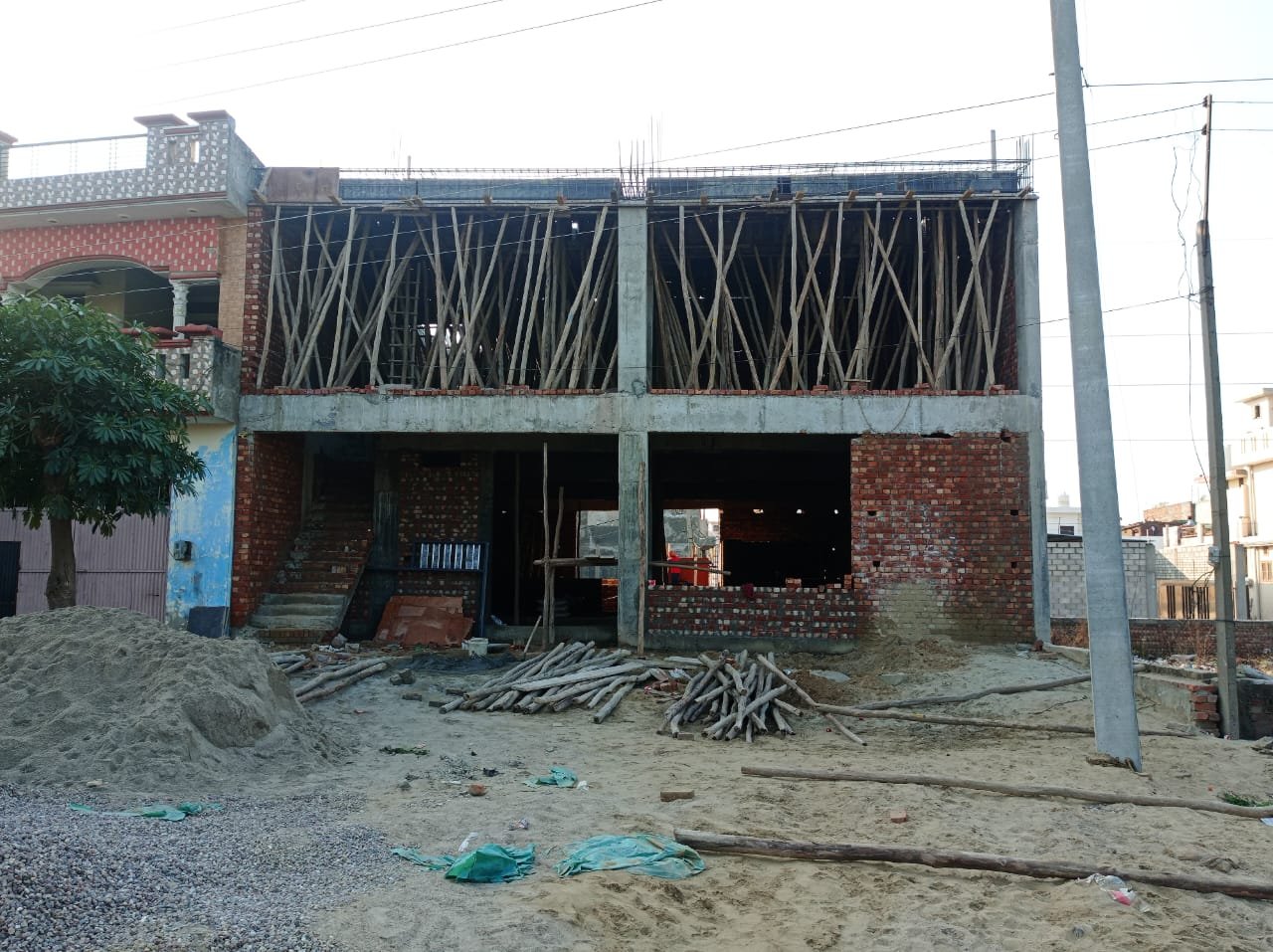 नक्शा घर का पास करवाया बन रही दो मंजिला अवैध बिल्डिंग सरकार को लग रहा लाखों का चुना