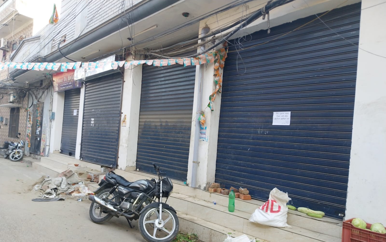 नगर निगम की बड़ी कार्रवाई पंचवटी मंदिर के पास एक दर्जन दुकान सील