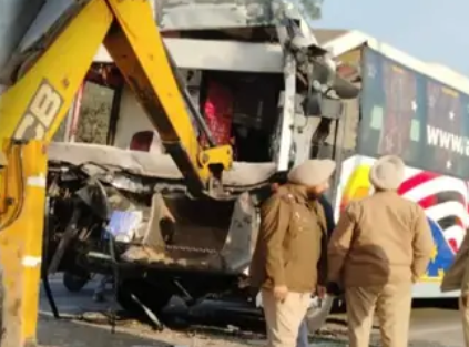 जालंधर में बस और टिप्पर की भयानक टक्कर जालंधर में बस और टिप्पर की भयानक टक्कर