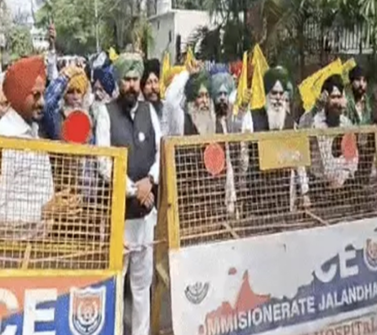 Punjab : किसानों ने मंत्रियों और विधायकों के घरों का किया घेराव Punjab : किसानों ने मंत्रियों और विधायकों के घरों का किया घेराव