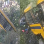 बच्चों से भरी School बस हादसे का शिकार बच्चों से भरी School बस हादसे का शिकार