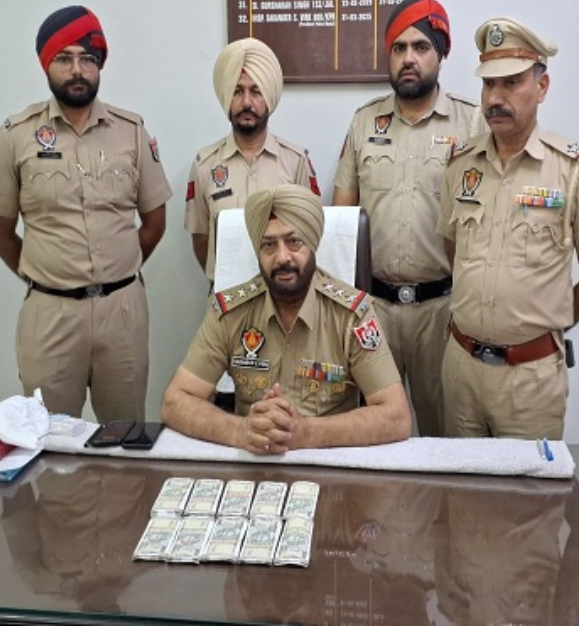 नकली नोटों सहित व्यक्ति गिरफ्तार नकली नोटों सहित व्यक्ति गिरफ्तार