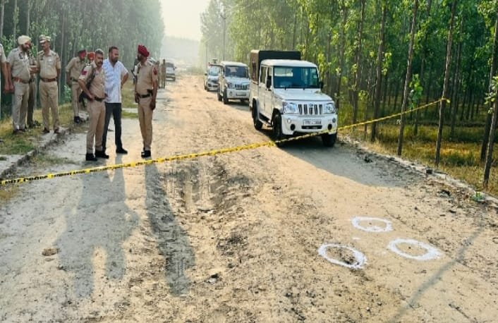 पुलिस और बदमाशों के बीच मुठभेड़ पुलिस और बदमाशों के बीच मुठभेड़