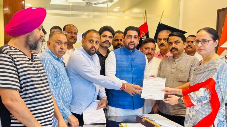 पुलिस कमिश्नर को मिल भाजपा नेता बोले पुलिस प्रशासन पर दबाव बना आप सरकार के मंत्री धार्मिक भावनाओं को ठेस पहुंचाने वालो को बचा रहे