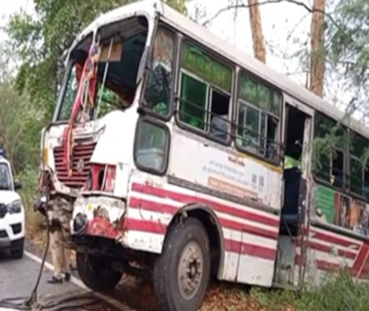 सुबह-सुबह यात्रियों से भरी बस हादसे का शिकार