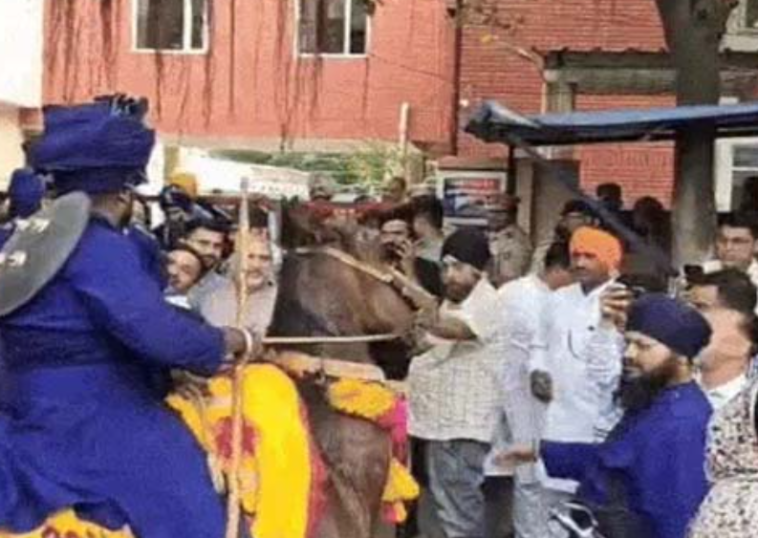 निहंग सिंहों का SSP आफिस के बाहर भारी हंगामा निहंग सिंहों का SSP आफिस के बाहर भारी हंगामा