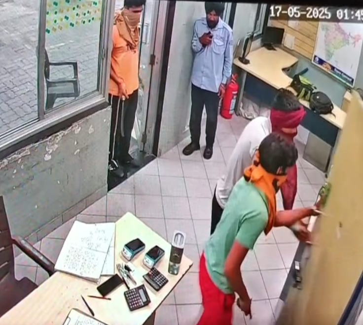 Punjab में दिन-दिहाड़े पेट्रोल पंप पर लूट