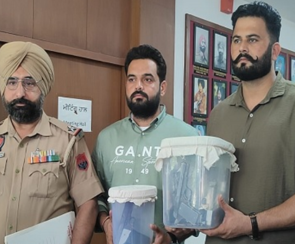 5 पिस्तौलों व कारतूसों सहित एक गिरफ्तार 5 पिस्तौलों व कारतूसों सहित एक गिरफ्तार