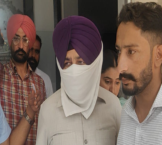 पंजाब: रंगे हाथ पकड़ा गया डीएसपी का रीडर पंजाब: रंगे हाथ पकड़ा गया डीएसपी का रीडर