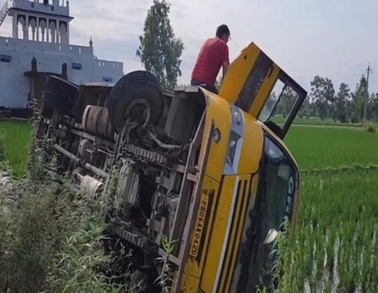 पंजाब में बच्चों से भरी स्कूल बस हादसे का शिकार