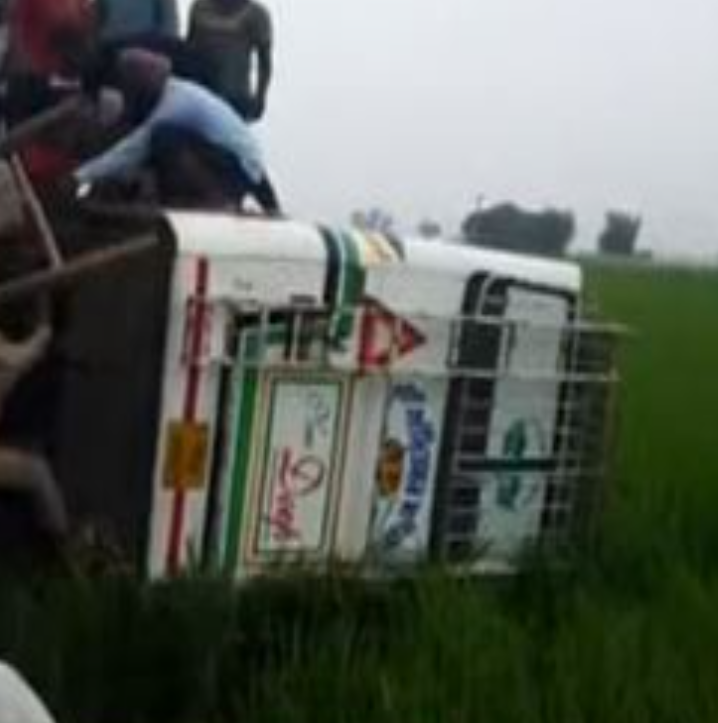 बारिश के बीच सवारियों से भरी Bus पलटी