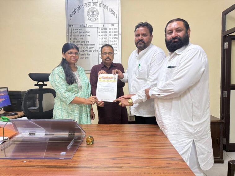 भगवान वाल्मीकि प्रकटोत्सव संबंधी शोभायात्रा के संबंध में सिटी वाल्मीकि सभा ने डीसी के नाम सौंपा ज्ञापन  भगवान वाल्मीकि प्रकटोत्सव संबंधी शोभायात्रा के संबंध में सिटी वाल्मीकि सभा ने डीसी के नाम सौंपा ज्ञापन