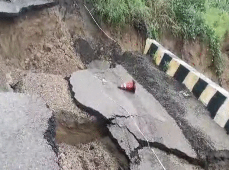 बाढ़ के कारण पंजाब का ये Highway हुआ बंद! बाढ़ के कारण पंजाब का ये Highway हुआ बंद!