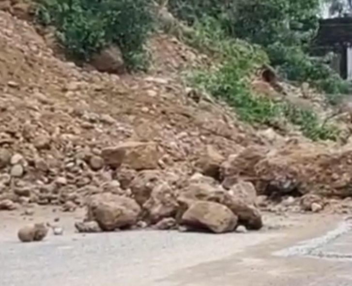पठानकोट में Landslide पठानकोट में Landslide
