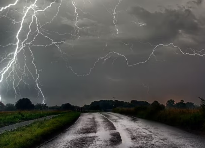 भारी बारिश के साथ बिजली गिरने की संभावना