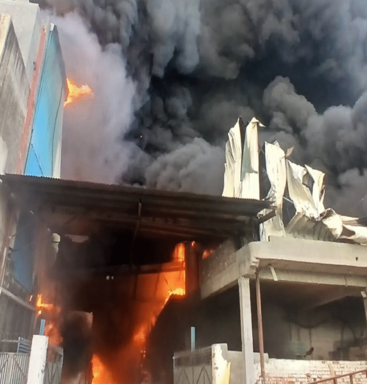 जालंधर रोड स्थित एक गद्दा फैक्ट्री में लगी भीषण आग