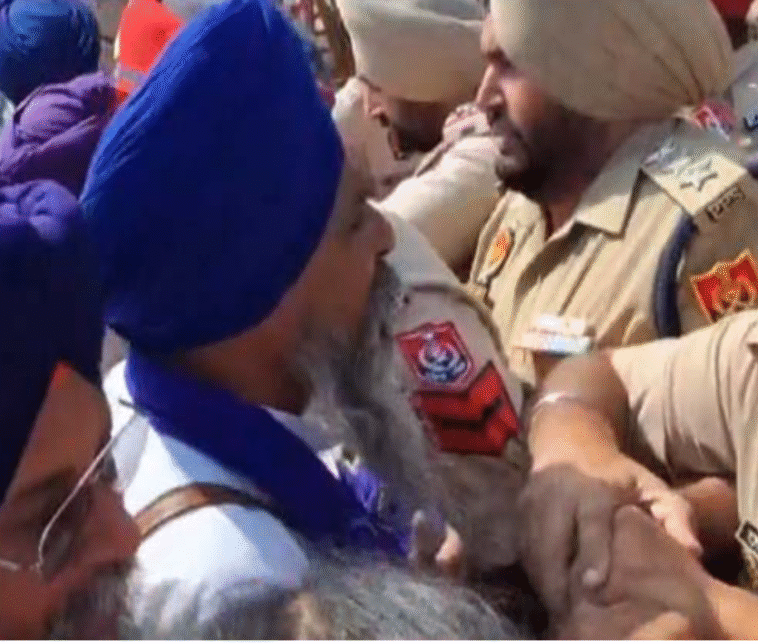 किसानों और पुलिस के बीच धक्कामुक्की