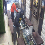 जालंधर: दिनदहाड़े बंदूक की नोक पर बड़ी लूट जालंधर: दिनदहाड़े बंदूक की नोक पर बड़ी लूट