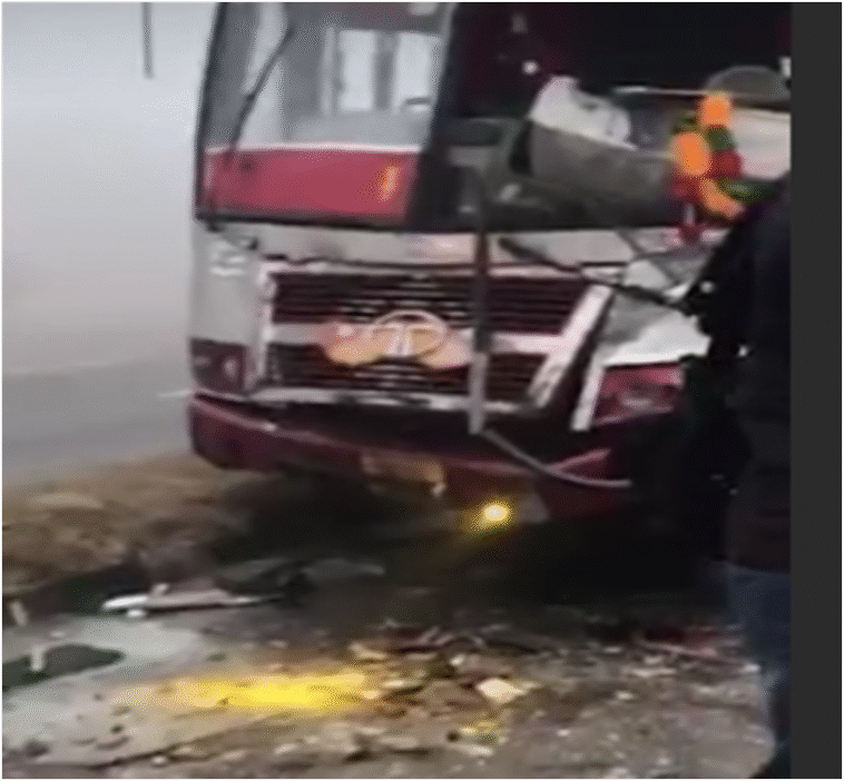 Jalandhar में घने कोहरे के बीच भीषण हादसा Jalandhar में घने कोहरे के बीच भीषण हादसा