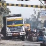 टांडा फाटक रेलवे लाइनों के बीच फंसा ट्रक टांडा फाटक रेलवे लाइनों के बीच फंसा ट्रक