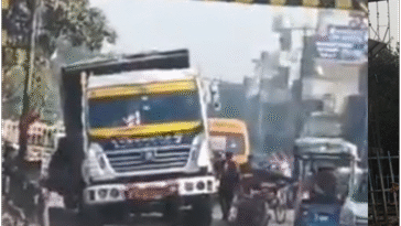 टांडा फाटक रेलवे लाइनों के बीच फंसा ट्रक