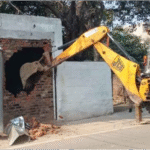 पूर्व विधायक की दुकान पर चला बुलडोजर