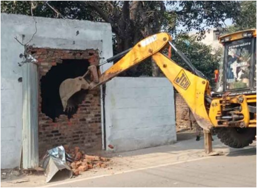 पूर्व विधायक की दुकान पर चला बुलडोजर