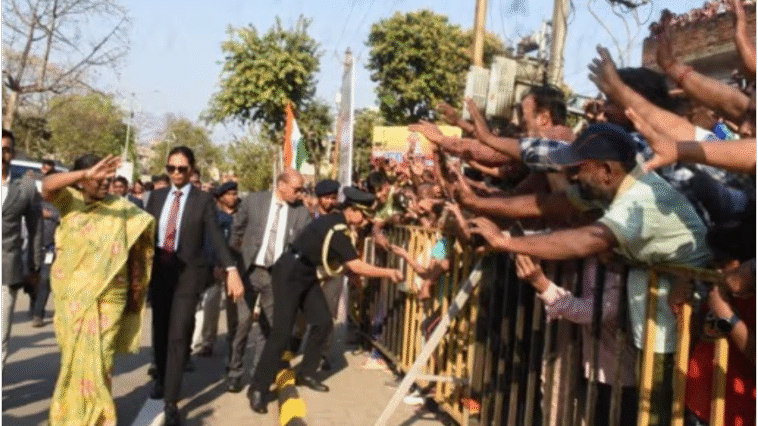 National : सख्त सुरक्षा व्यवस्था के बीच राष्ट्रपति ने रुकवाया काफिला