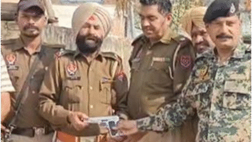 स्कूल में ड्रोन से गिराए पिस्टल व गोलियां