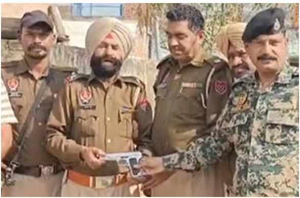 स्कूल में ड्रोन से गिराए पिस्टल व गोलियां स्कूल में ड्रोन से गिराए पिस्टल व गोलियां