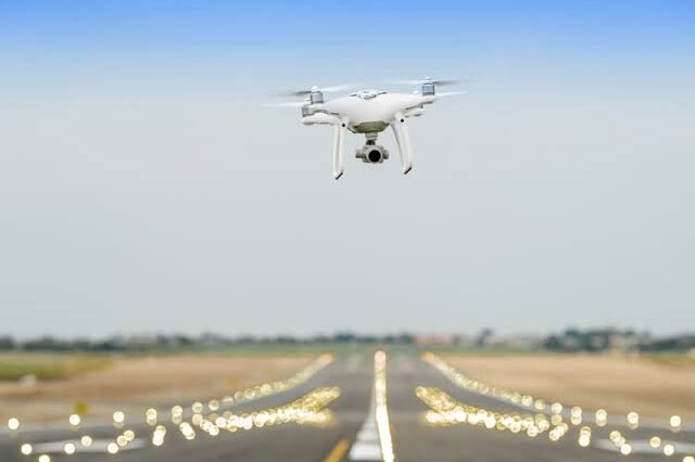 उड़ानें प्रभावित : संदिग्ध ड्रोन से मचा हड़कंप