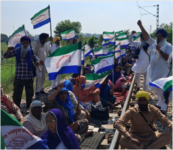 किसानों ने एक बार फिर किया रेलवे ट्रैक जाम