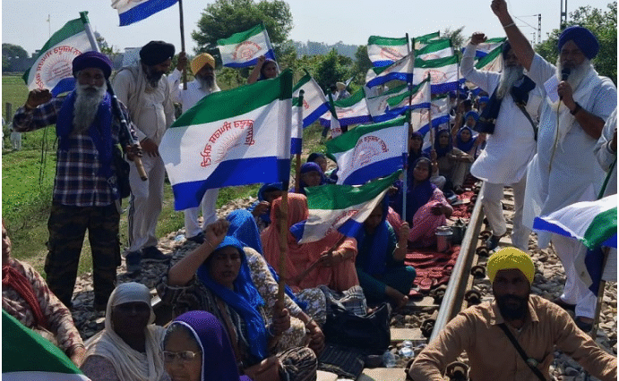 किसानों ने एक बार फिर किया रेलवे ट्रैक जाम