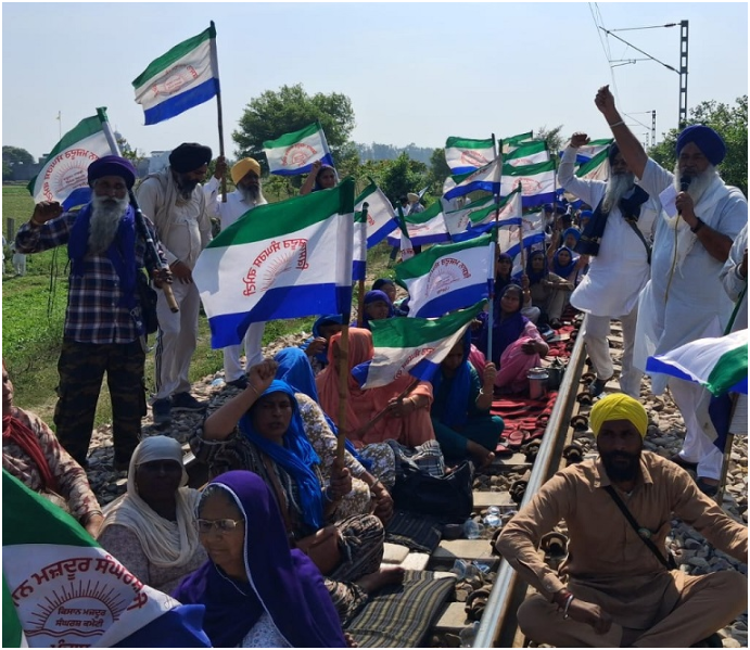 किसानों ने एक बार फिर किया रेलवे ट्रैक जाम