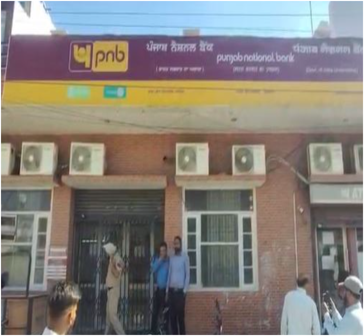गन पॉइंट पर PNB बैंक में लूट गन पॉइंट पर PNB बैंक में लूट